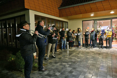 Die Naumburger Stadtkapelle spielt vor der Christmette weihnachtliche Lieder